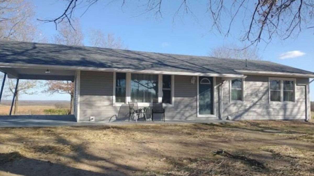 Lenox House | The Jadwin House LLC, Located in Jadwin, Missouri, sleeps 14 guests.