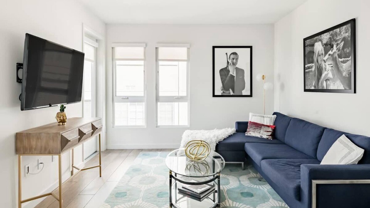 Carthay Circle Condo | The James Bond Suite