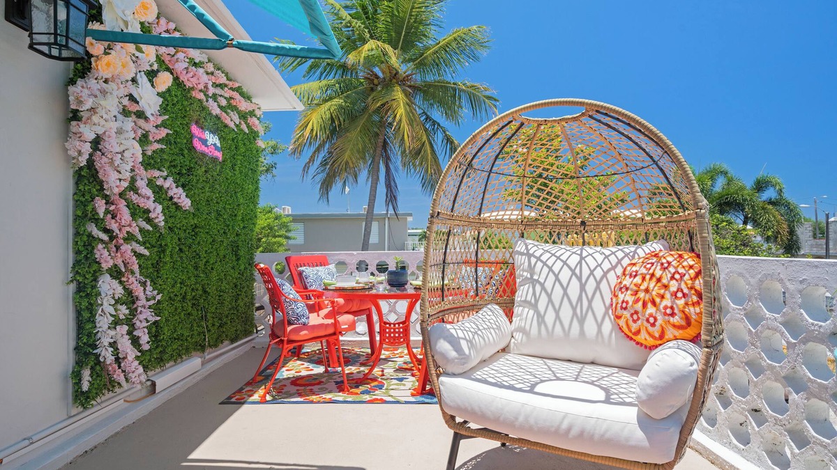 Levittown Apartment | The Jewel of Levittown: Charming 2-bedroom apartment with WiFi, AC in Toa Baja