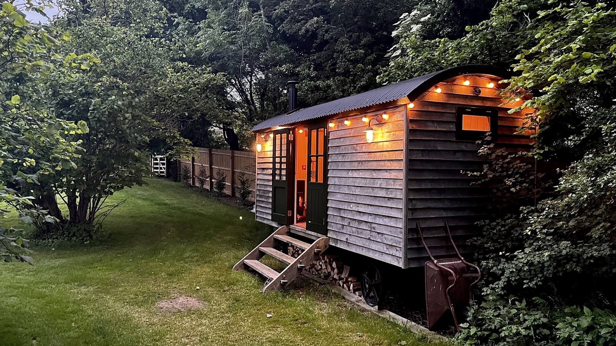 Hollingbourne Cabin | The Jolly Potter Luxury Equipped Shepherd's Hut