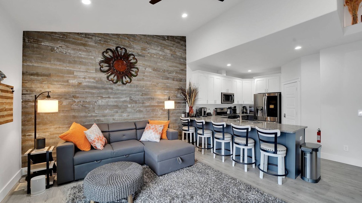 Twin Falls House | The Jolly Rancher, Luxury Furnishings, Jet Tub, Fenced Yard, Corporate and Vacan
