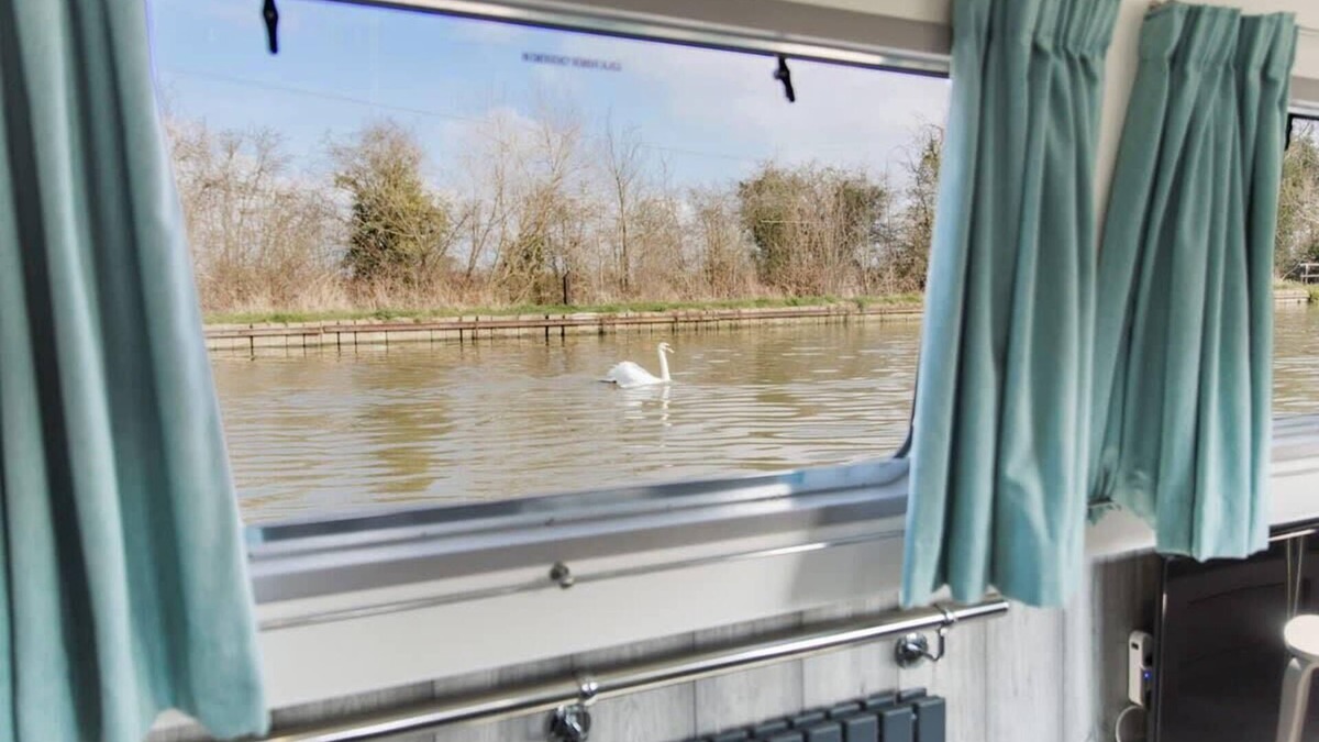Loughborough Boat Rental | The Jubilee Narrow Boat