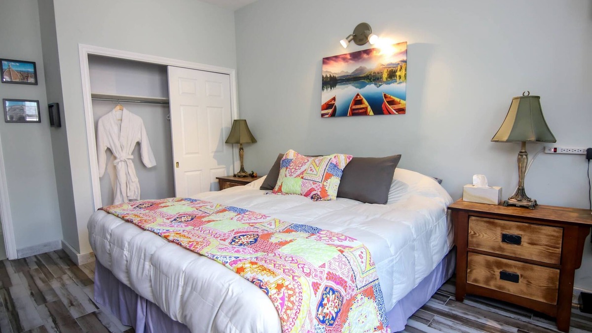 Bracebridge Apartment | The Jypsy Inn - Muskoka Room Bracebridge