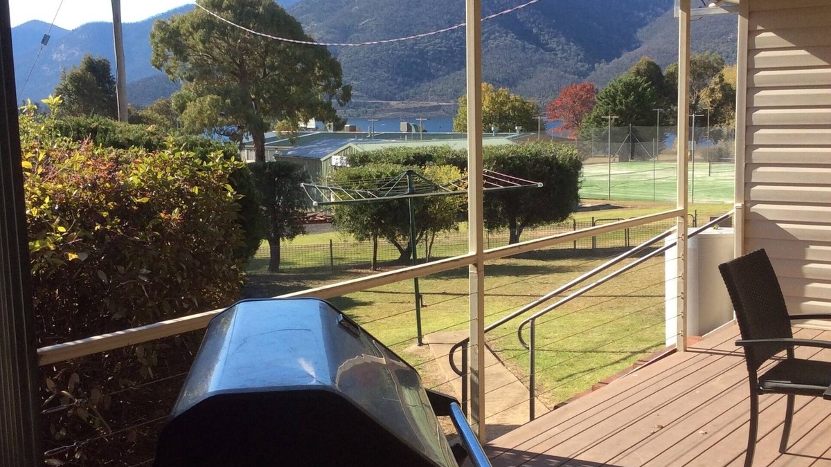 Talbingo Cottage | "The Kabahna". Free Wi Fi, Wood fire, wood supplied. A/C all rooms, D/W.