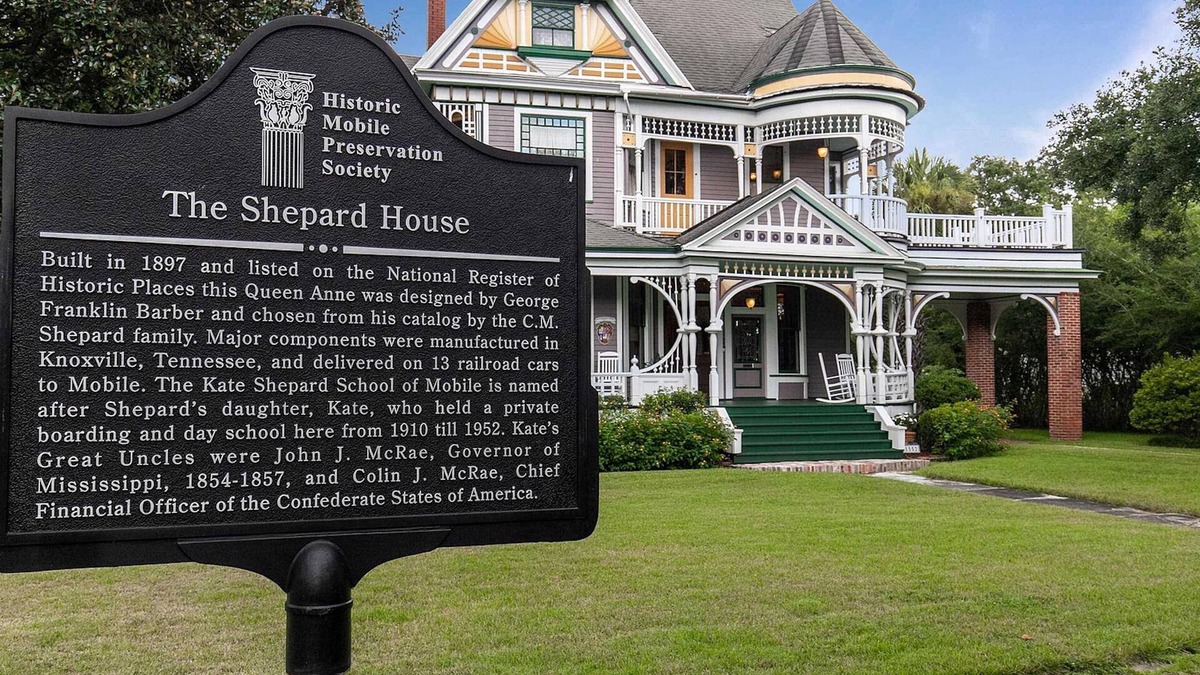 Hannon Park House | The Kate Shepard House is a beautiful Queen Victorian catalog home that was built in 1897. Come experience a genuine southern getaway complete with charm and comfort in this beautiful 6 bedroom 6 and half bathroom home in Mobile Alabama. Plenty of ro