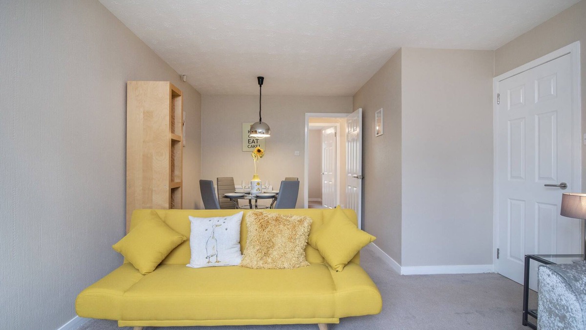 North West Cottage | The Kelvin: Peaceful West End River View Property