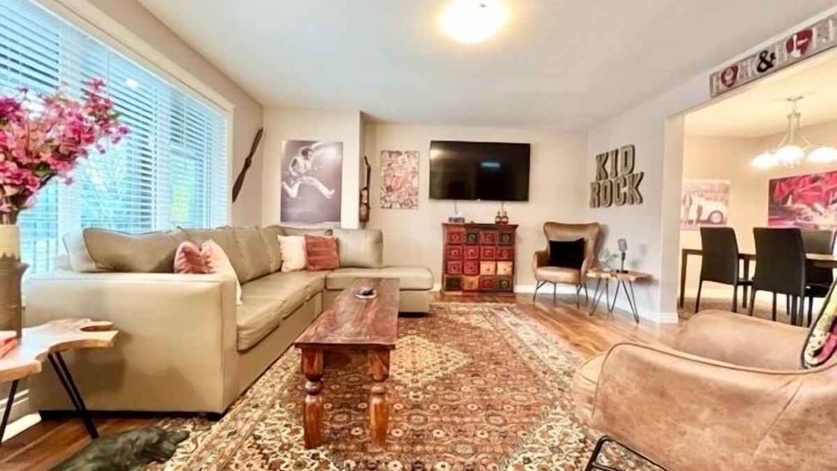 Saskatoon House | *The Kid Rock* Bright, Spacious and Modern Home!
