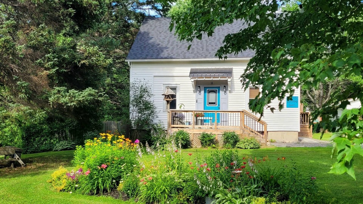 Kingsclear House | The King's Hideaway/hot tub/18 min.away to F’ton shops&rest/golf Mactaquac Park