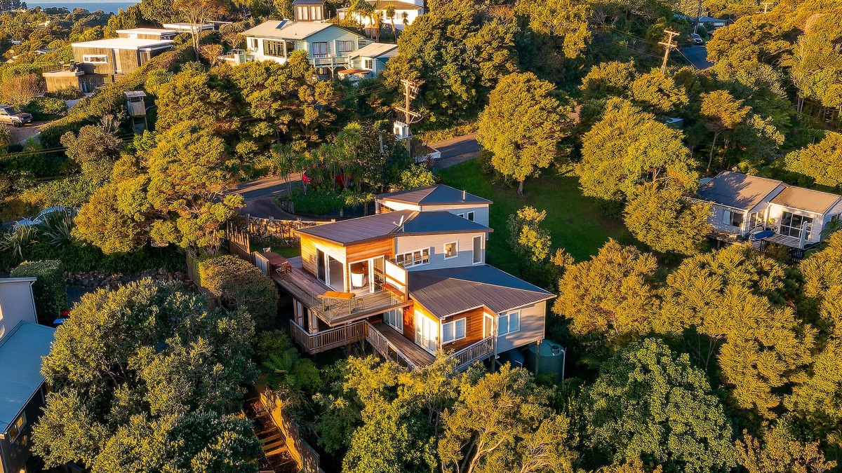 Waiheke Island Villa | The Kingfisher House - Oneroa