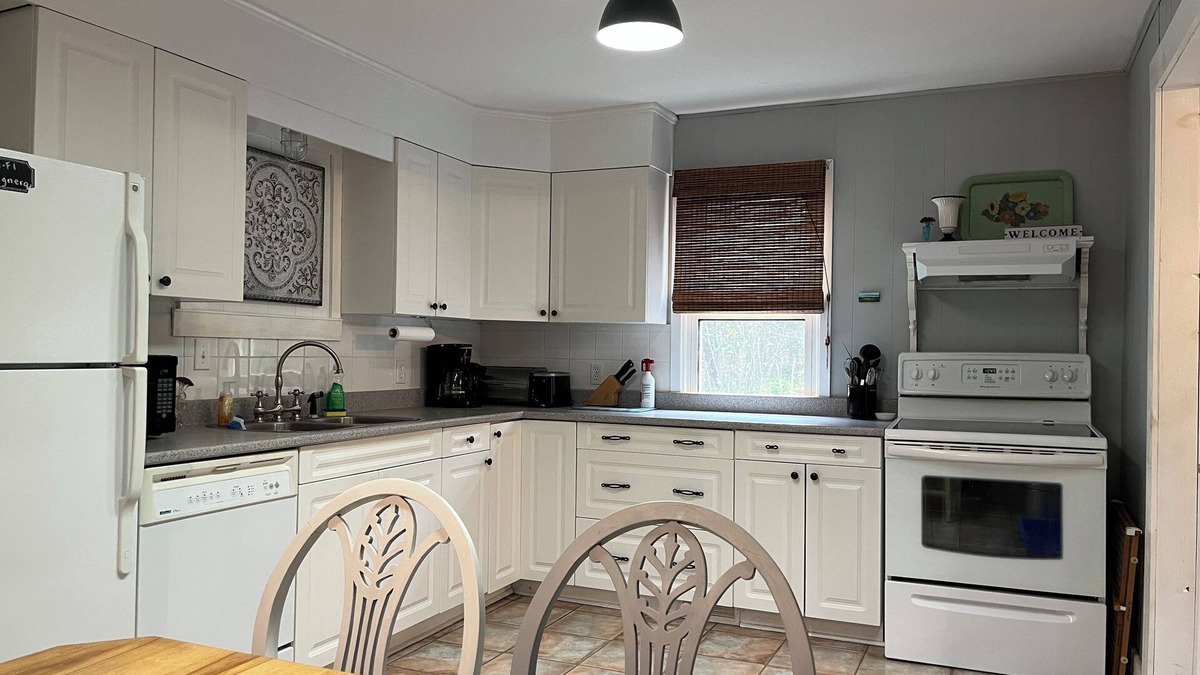 Kingsclear House | The King’s Hideaway, hot tub/pizza oven/walking trail/pet friendly/ski Crabbe.