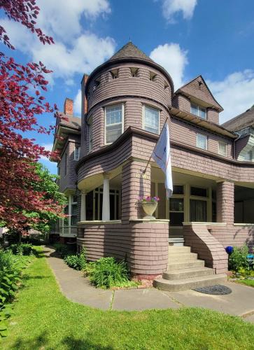 Downtown Toledo Bed & Breakfast | The Kings Throne Inn and Guest House