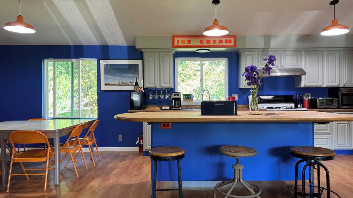 Anderson Valley House | The Knotty Oak - Schoolhouse - House #3 of 3 - Walk to wineries/dinner in Philo!