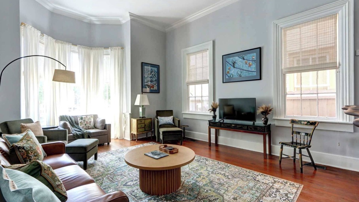 Savannah Victorian District Apartment | The Koi Retreat, Victorian | Huge Porch | Parking