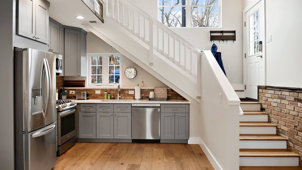 Castle Rock Cottage | The Kroll House Loft - Location, Comfort, and Fun!