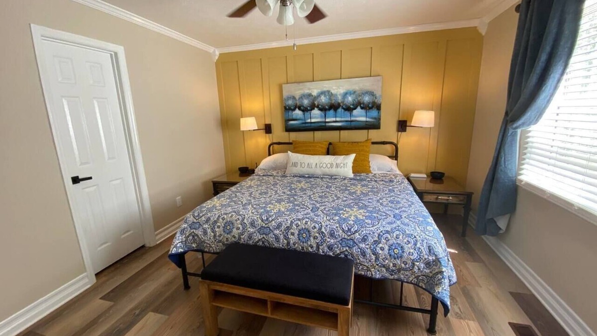 Jacksonville House | THE Ladiga Comfy home, King Bed & EV Charger.