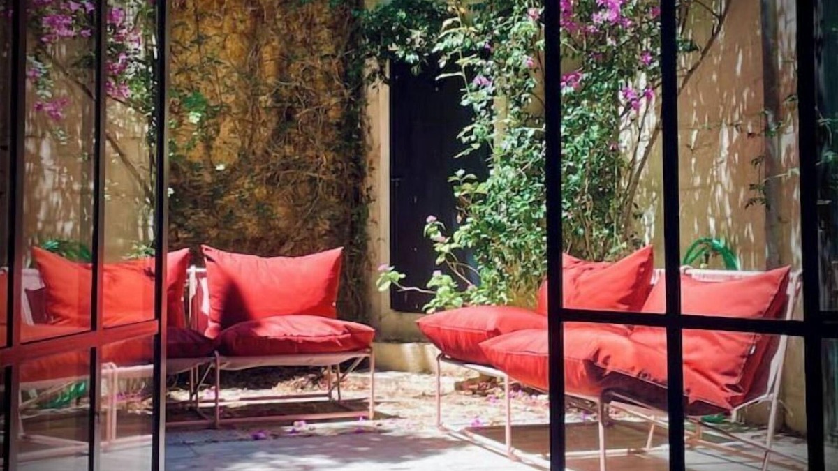 Rochefort House | The Lady of Glass