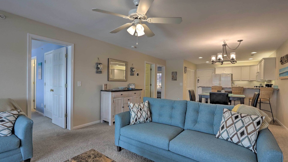 Camdenton Condo | 'The Lake Escape’ w/Balcony & Pool Access!