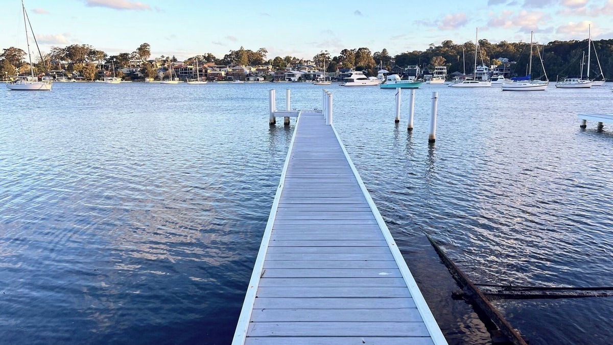 Buttaba House | The Lake House at Lake Macquarie - Waterfront 5 Bedroom Luxury Home With Jetty