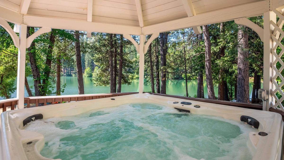 Glencoe Cabin | The Lake House - Beachfront w/AC & Hot tub available!