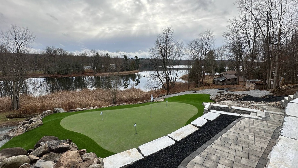 Centre Hastings Cottage | The Lake House - FREE in House Arcade, GOLF GREEN AND 9 HOLE MINI PUTT COURSE