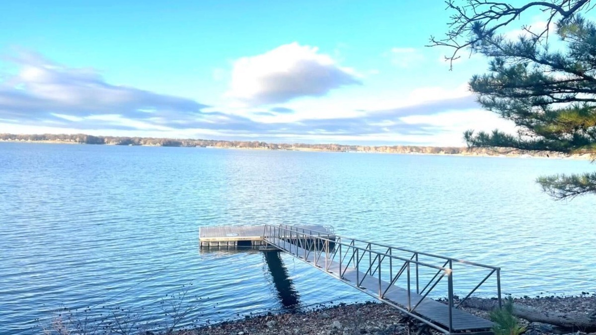 Dennis House | The Lake House is a cozy 2 bedroom at Stony Point