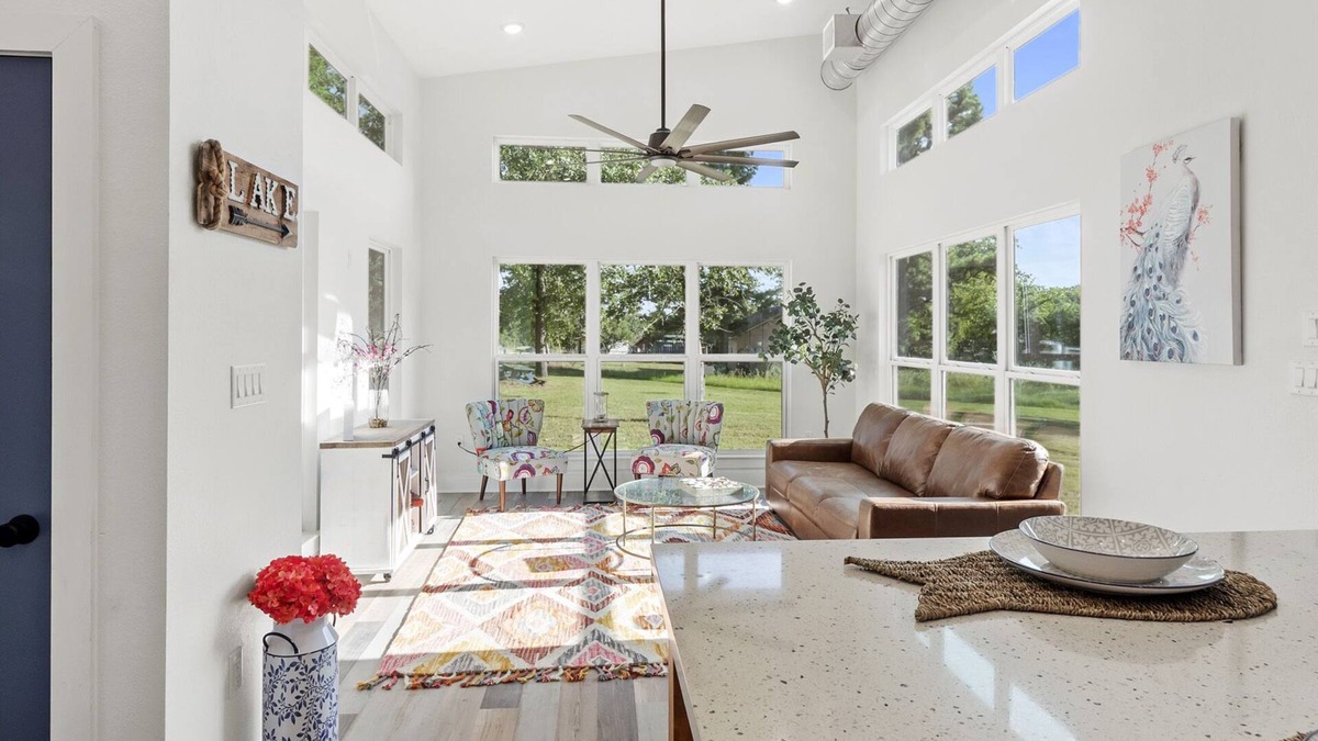 Somerville Cottage | The Lake House, Pond, 3 Min to Lake, Pets Ok