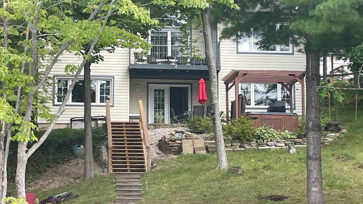 Tay Valley Cottage | The Lake house retreat is the Big Rideau's best kept secret.