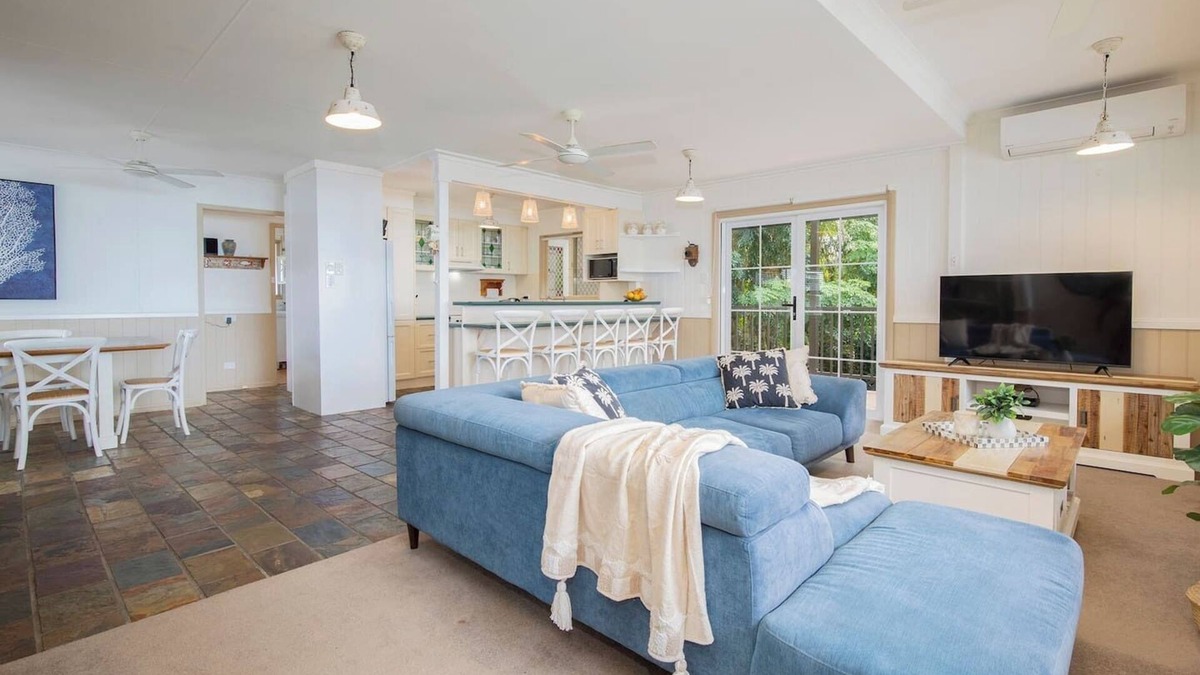 Tuggerawong House | The Lake House Waterfront Haven with Granny Flat