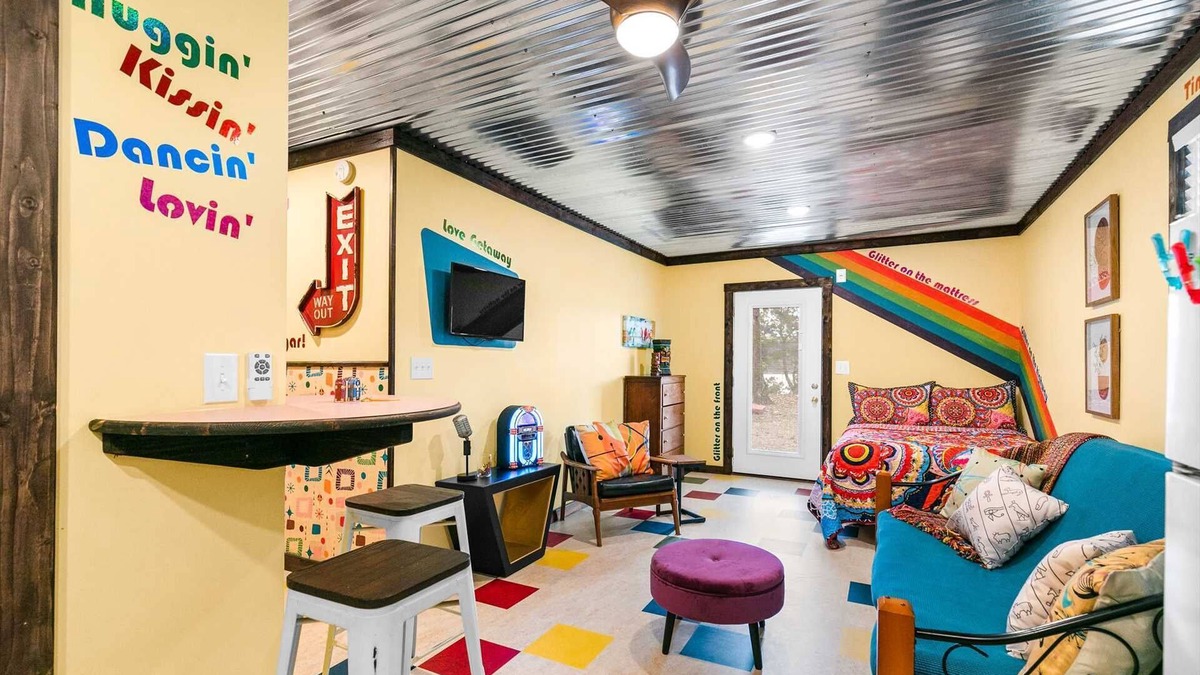 Jenkins Condo | The Lake Shack -Fun and Quirky, Bring Your Boat, A Fun Getaway Experience!-B52