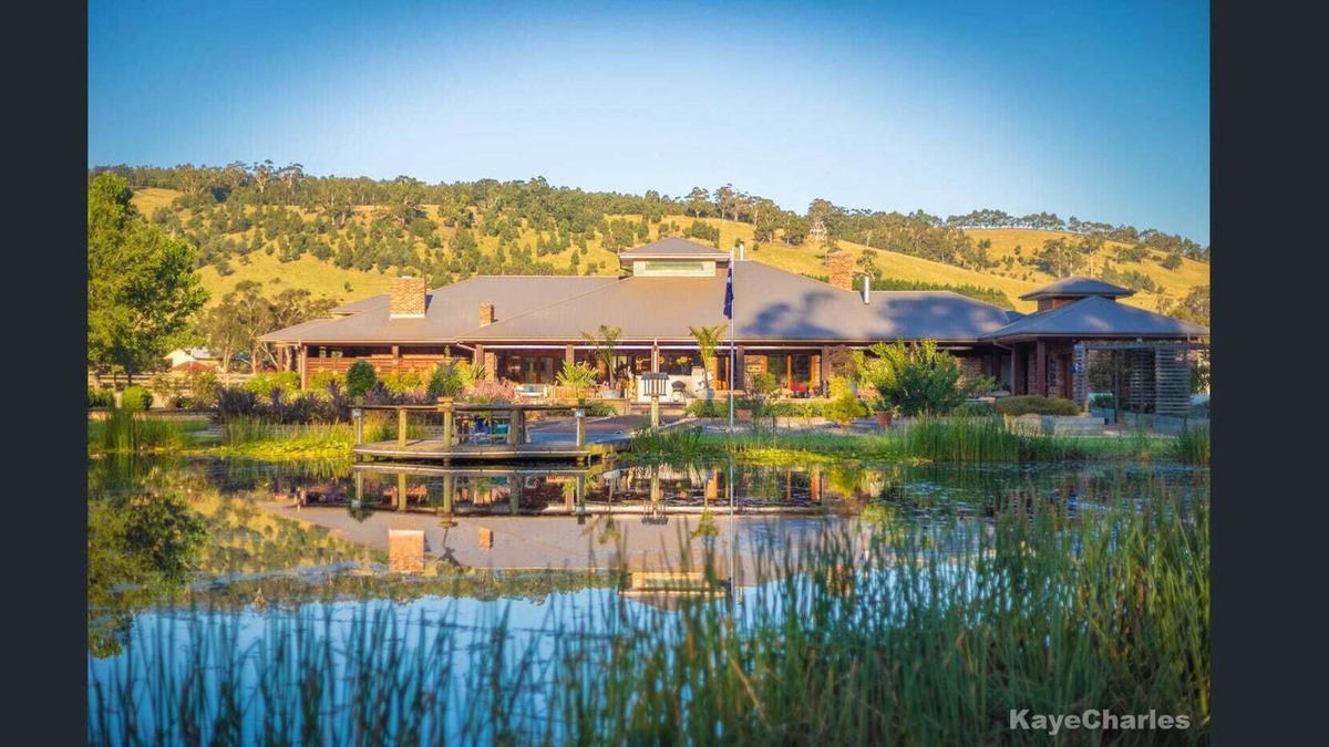 Pakenham House | The Lakehouse with beautiful scenic views/animals