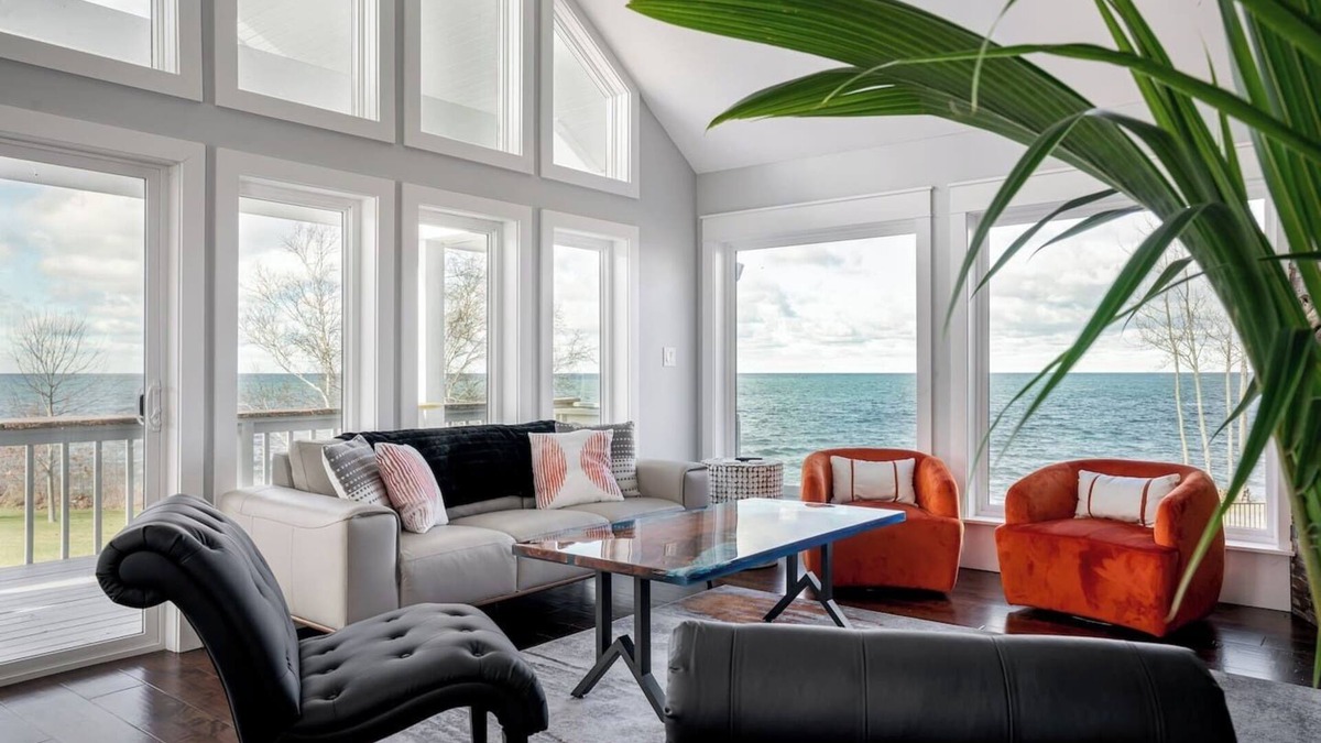 Niagara County House | The Lakeshore Cottage by Sul Lago