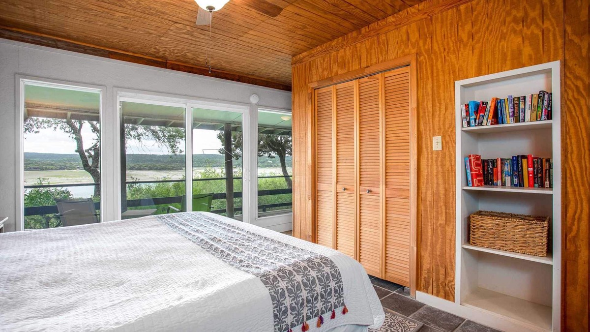 Lakehills House | The Lakeside Escape.