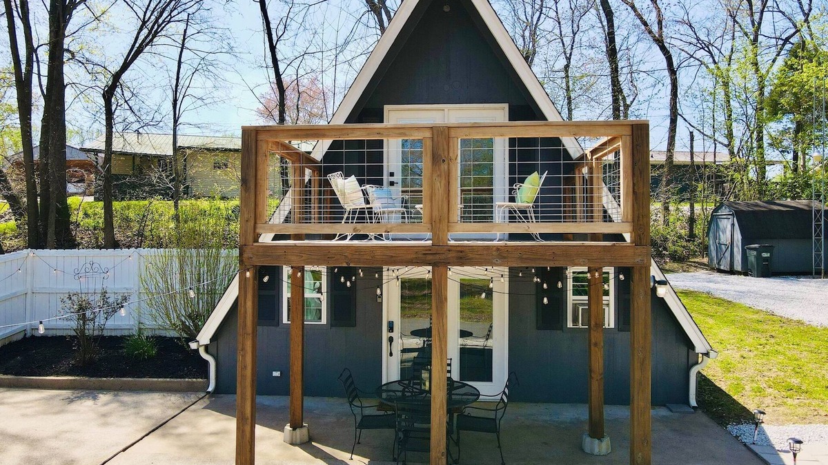 Hardin House | The Lakeside Loft- KY Lake Escape - Pirates Cove
