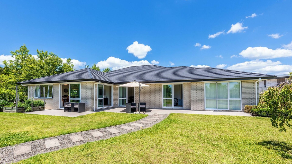 Tauranga House | The Lakeside - Tauranga Holiday Home