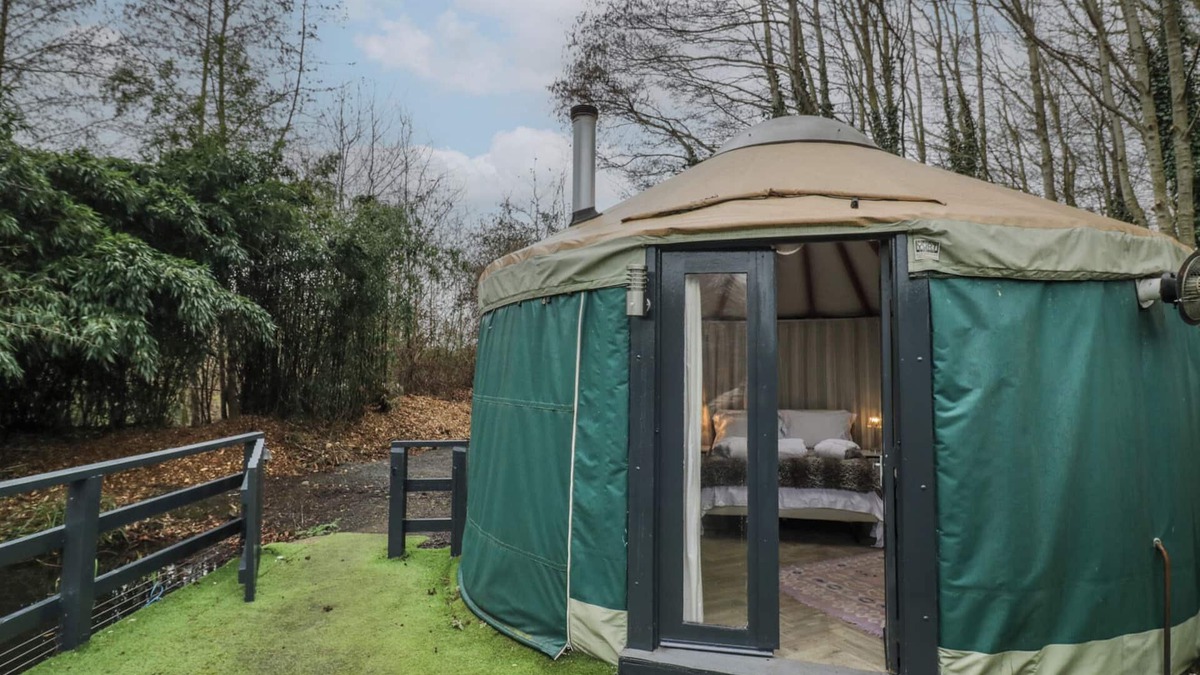 Beckford Cottage | THE LAKESIDE YURT, pet friendly, with hot tub in Beckford
