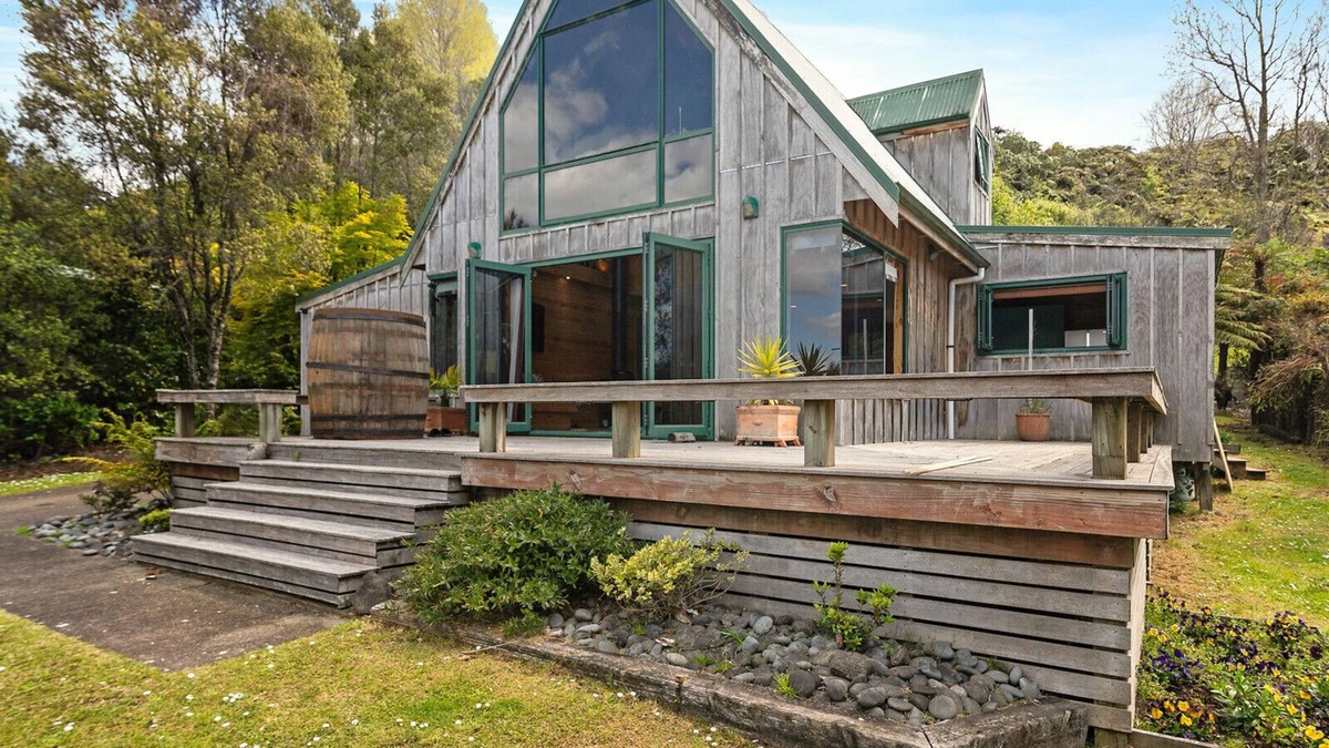 Lake Tarawera Cottage | THE LAKEVIEW CHALET - LAKE TARAWERA HOLIDAY HOME in Oneroa