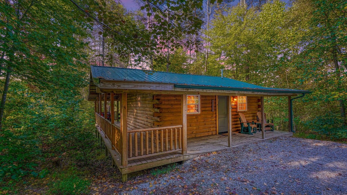 South Bloomingville Cabin | The Lakota: Privately situated couples cabin w/hot tub + king bed: Hocking Hills