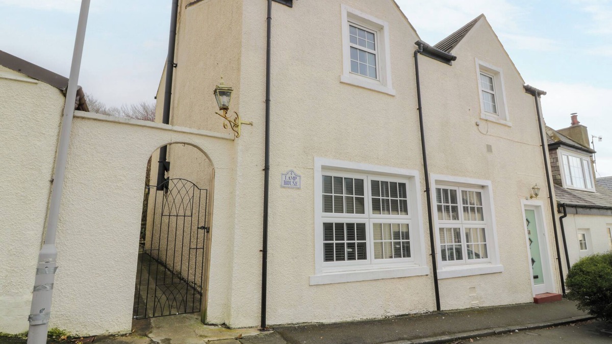 Portpatrick Cottage | THE LAMPHOUSE, pet friendly, character holiday cottage in Stranraer