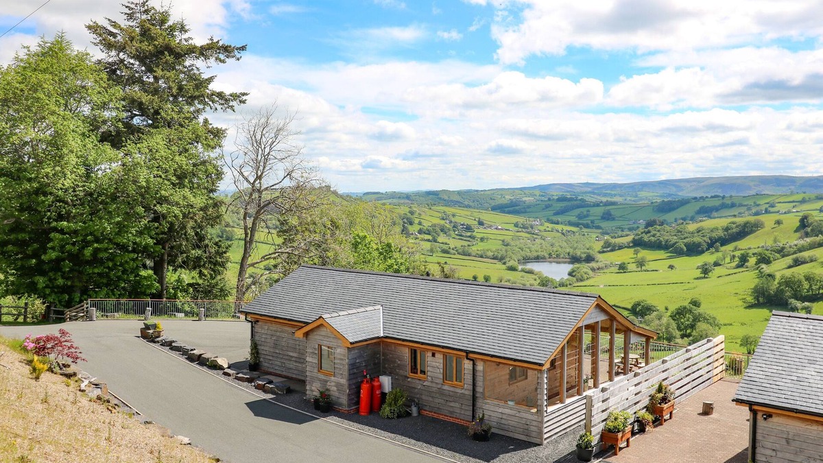 Llanidloes House | THE LARCHES, family friendly, with hot tub in Llanidloes