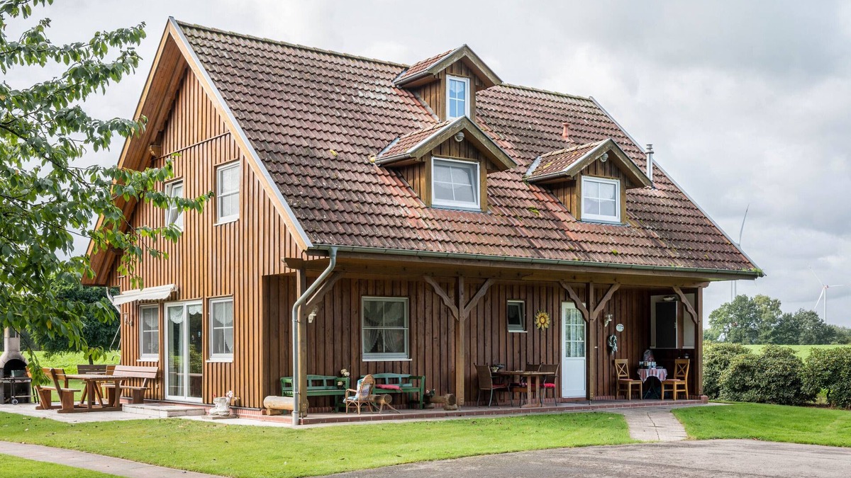 Sudwalde House | The Large Guest House with Pool, Wi-Fi and Garden; (Pet Friendly)
