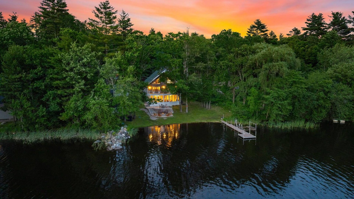 Nottingham House | The Largest Waterfront property on Pawtuckaway Lake for family memories!