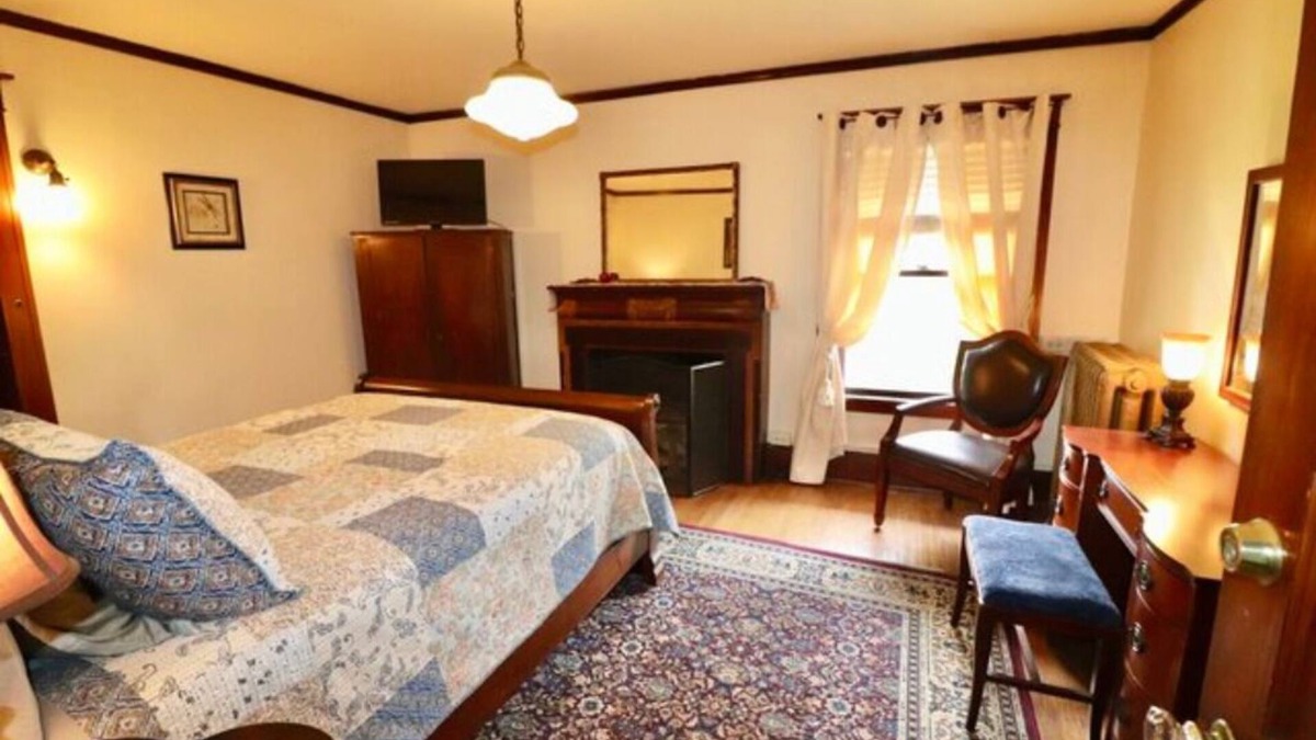 Downtown Niagara Falls Bed & Breakfast | The Larke Room w/queen bed