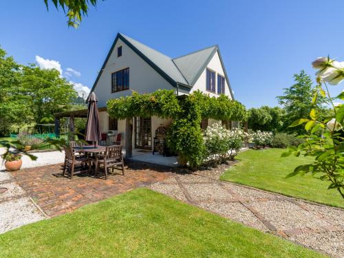 Brightwater House | The Last Straw Cottage Nelson