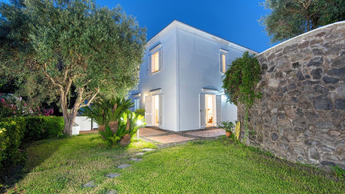 Ischia Porto Villa | The Lauro Luxury Villa, garden, parking, in private area, close to the center
