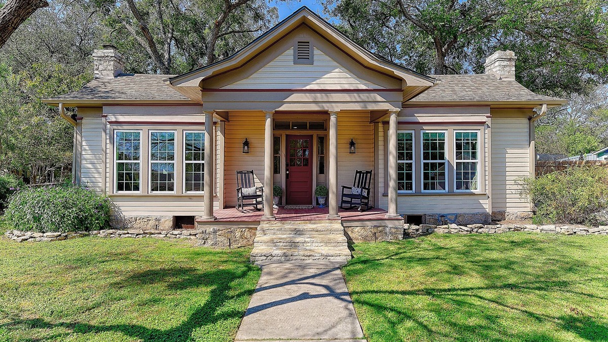 Hico Cottage | The Lazey Dazey Cottage, Dating back to 1884 in Hico, Texas