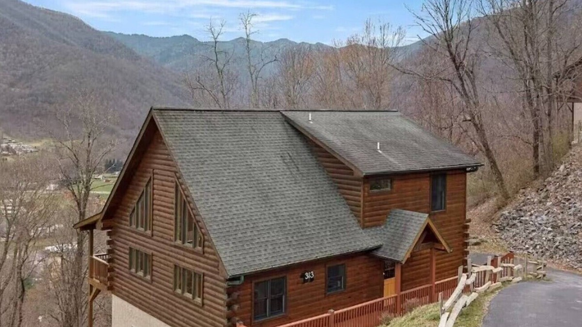 Valley Creek Run Cabin | THE LAZY BEAR, A luxury log cabin nestled in the heart of Maggie Valley.