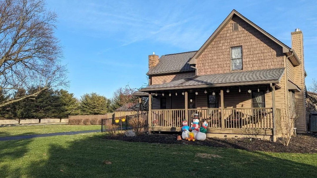 Lewis Center House | The Lazy Cat Lodge - Hot Tub - Fire Pit