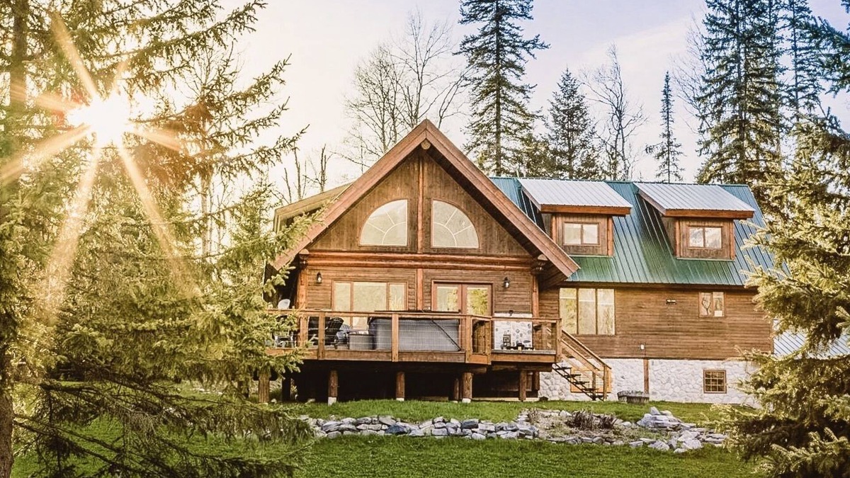 Blaeberry House | The Lazy Elk - Spacious mountain view Lodge with hot tub