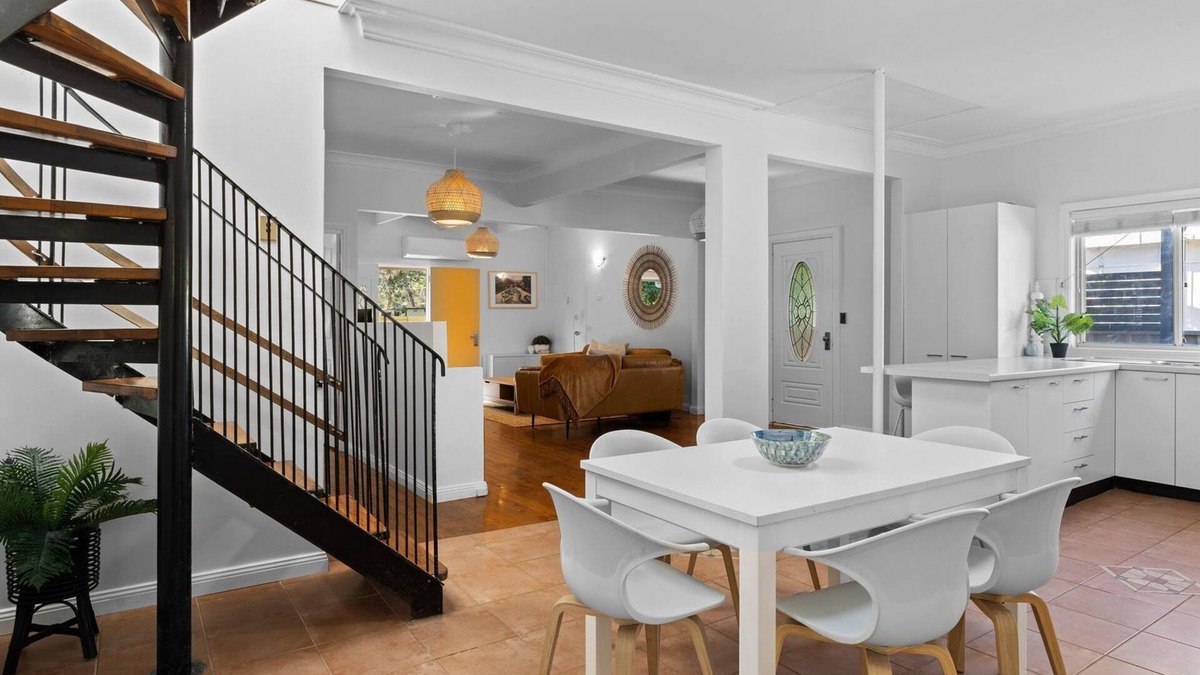 Budgewoi House | The Lazy Mimosa Retreat stylish 4BR Home Near Beach & Lake