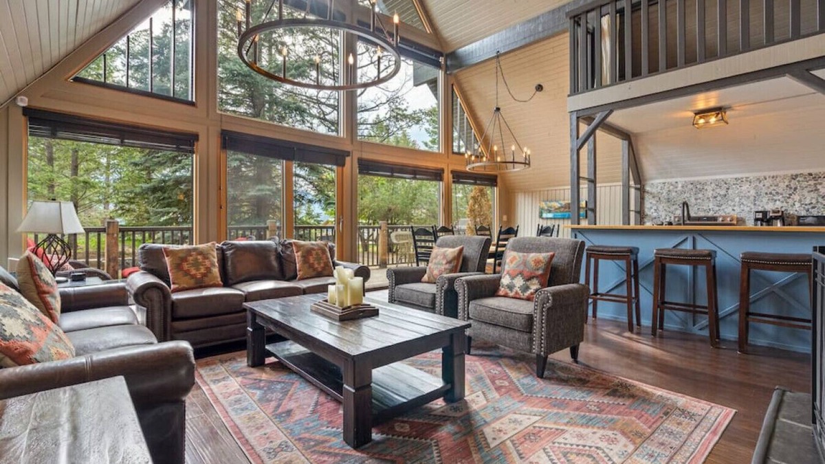 East Kootenay Cabin | The Legacy Cabin | Hot Tub | Huge Fenced Yard